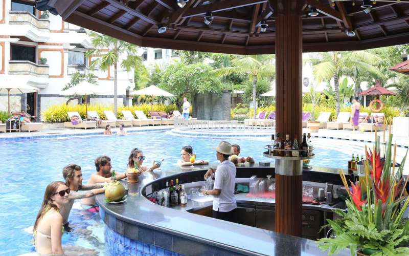 hồ bơi khách sạn